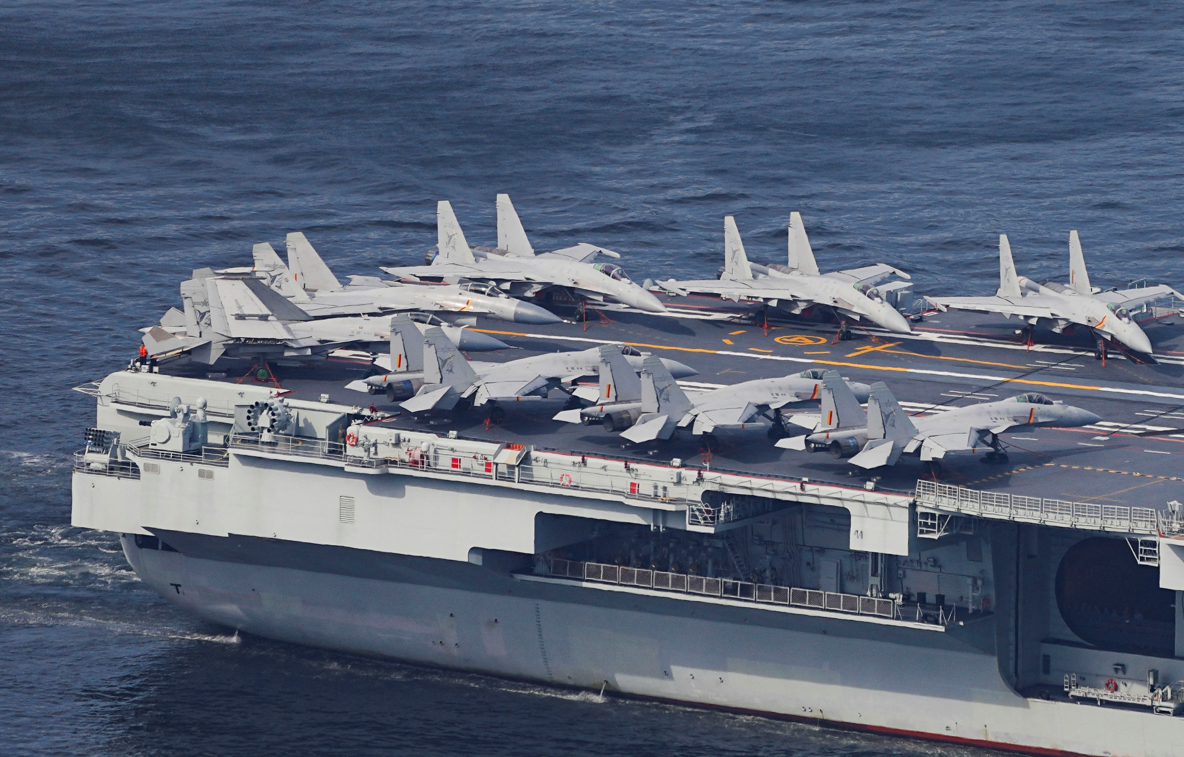 山東艦航空母艦編隊早上抵達香港海域。(路透社)