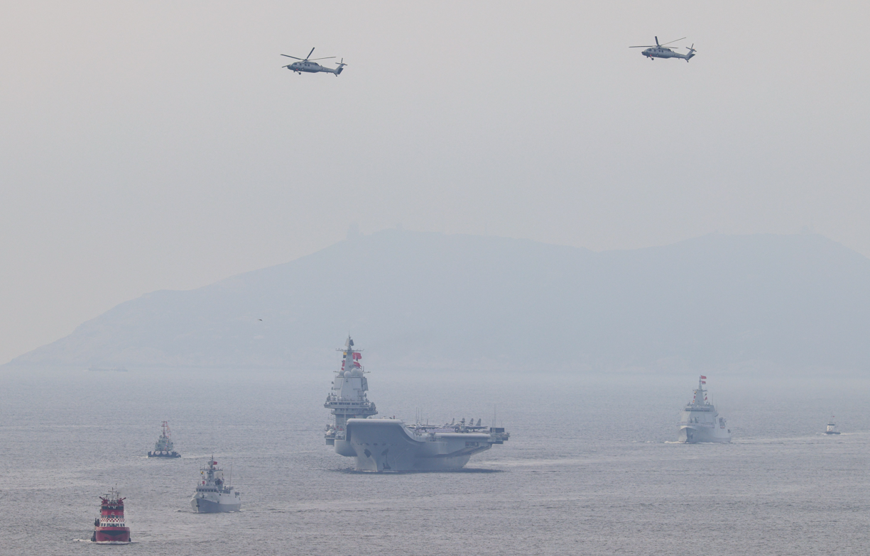 山東艦航空母艦編隊早上抵達香港海域。(路透社)