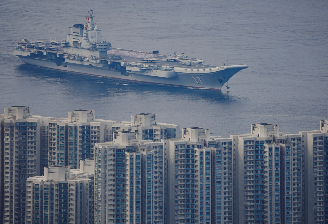 山東艦航空母艦編隊早上抵達香港海域。(路透社)