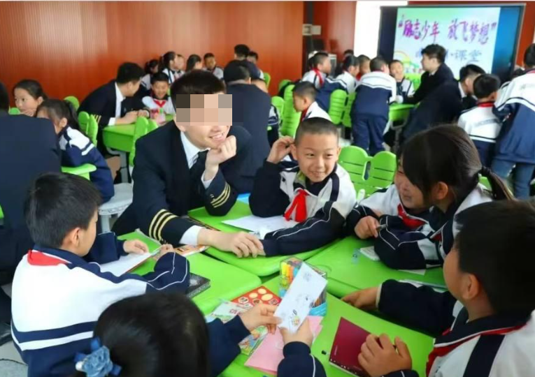 內媒周三(2日)報道,吉林省長春市南方航空吉林基地周二(1日)發生傷人案,施襲者是空中巴士A321李姓男機長,事後墮樓身亡。長春市公安局周三通報,證實南航吉林分公司一名31歲男員工因「工作糾紛」刺傷兩名同事後跳樓身亡。