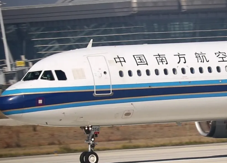 內媒周三(2日)報道,吉林省長春市南方航空吉林基地周二(1日)發生傷人案,施襲者是空中巴士A321李姓男機長,事後墮樓身亡。長春市公安局周三通報,證實南航吉林分公司一名31歲男員工因「工作糾紛」刺傷兩名同事後跳樓身亡。