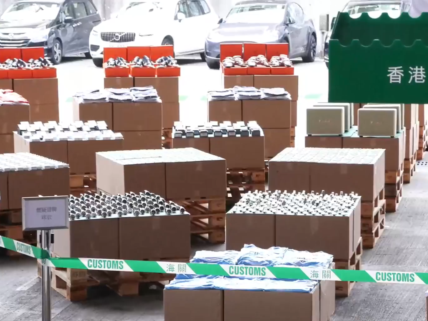 海關檢獲無線耳機、喇叭及球衣等冒牌貨。(香港海關Facebook截圖)