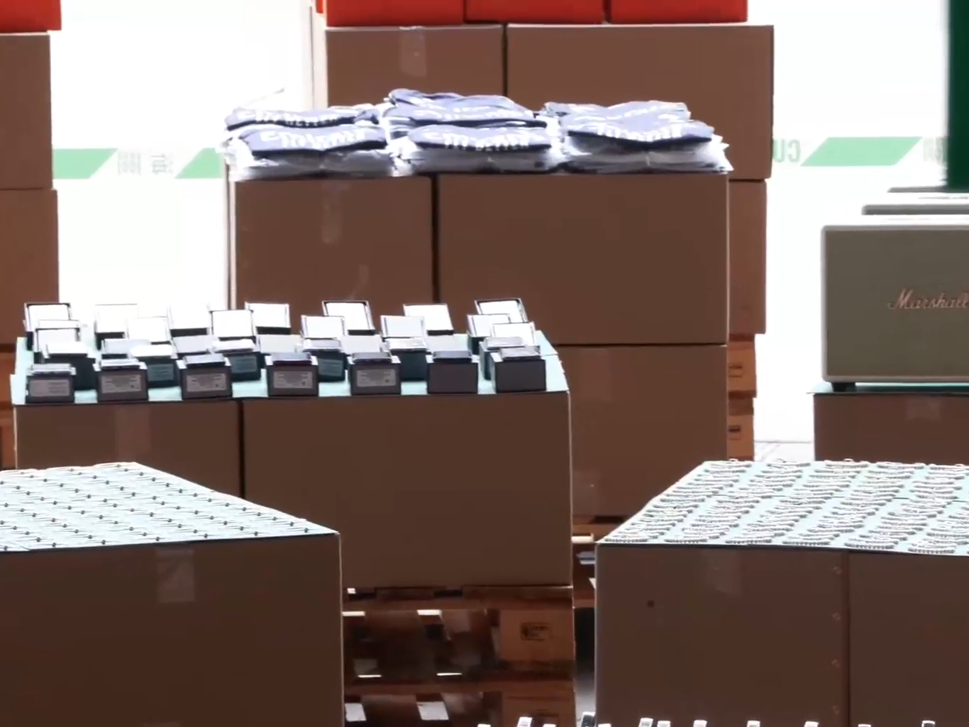 海關檢獲無線耳機、喇叭及球衣等冒牌貨。(香港海關Facebook截圖)