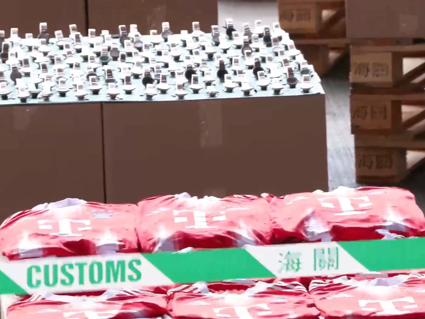 海關檢獲無線耳機、喇叭及球衣等冒牌貨。(香港海關Facebook截圖)