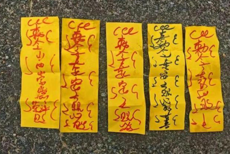 中國職業足球乙級聯賽(簡稱中乙)近日爆出離譜事件,長春喜都足球俱樂部因為在賽前,疑在客隊休息室張貼黃色符咒,內容寫上「敕令山西崇德榮海必敗」等字眼,被視為藉迷信方式干擾對手心理。(網上圖片)