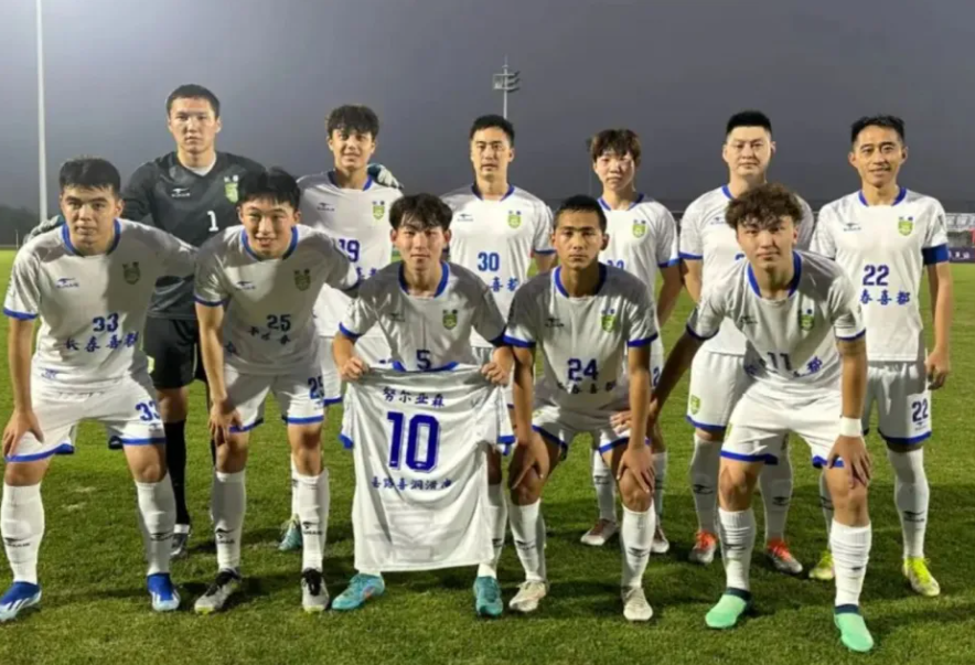 中國職業足球乙級聯賽(簡稱中乙)近日爆出離譜事件,長春喜都足球俱樂部因為在賽前,疑在客隊休息室張貼黃色符咒,內容寫上「敕令山西崇德榮海必敗」等字眼,被視為藉迷信方式干擾對手心理。(網上圖片)