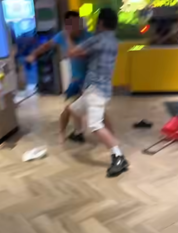 深水埗欽州街麥當勞發生激烈毆鬥。一名藍衫赤腳男子在餐廳大門,將身穿格仔衫男子逼至牆角,至少向對方頭部狂轟六拳,更三次飛膝猛撞KO對方。(車cam L(香港群組)FB)