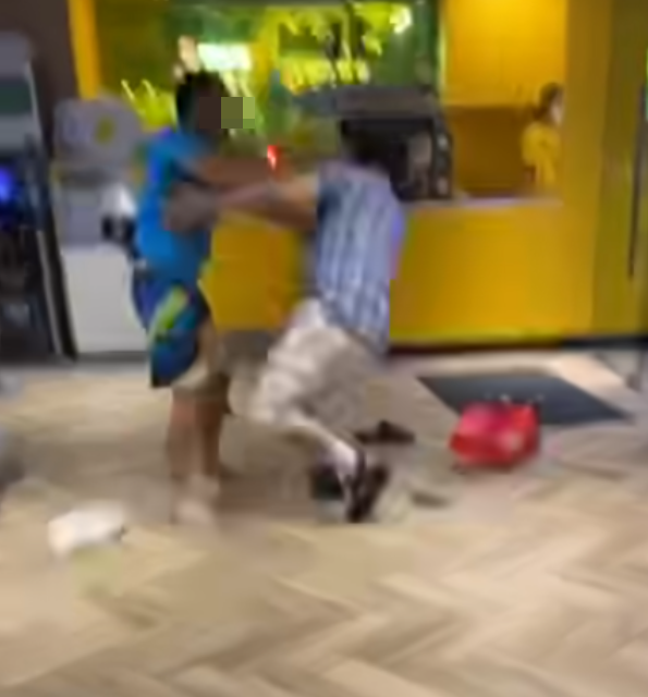 深水埗欽州街麥當勞發生激烈毆鬥。一名藍衫赤腳男子在餐廳大門,將身穿格仔衫男子逼至牆角,至少向對方頭部狂轟六拳,更三次飛膝猛撞KO對方。(車cam L(香港群組)FB)