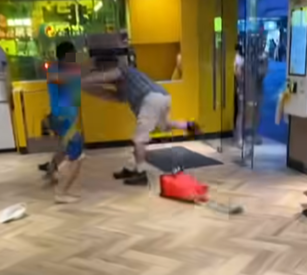深水埗欽州街麥當勞發生激烈毆鬥。一名藍衫赤腳男子在餐廳大門,將身穿格仔衫男子逼至牆角,至少向對方頭部狂轟六拳,更三次飛膝猛撞KO對方。(車cam L(香港群組)FB)
