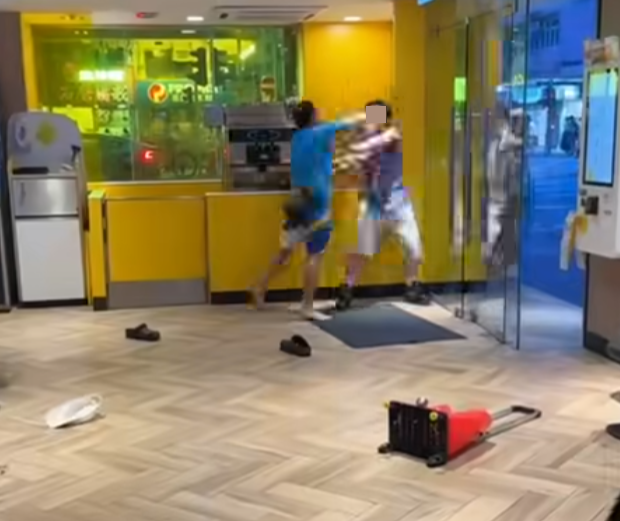 深水埗欽州街麥當勞發生激烈毆鬥。一名藍衫赤腳男子在餐廳大門,將身穿格仔衫男子逼至牆角,至少向對方頭部狂轟六拳,更三次飛膝猛撞KO對方。(車cam L(香港群組)FB)