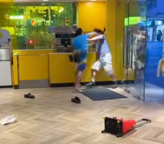 深水埗欽州街麥當勞發生激烈毆鬥。一名藍衫赤腳男子在餐廳大門,將身穿格仔衫男子逼至牆角,至少向對方頭部狂轟六拳,更三次飛膝猛撞KO對方。(車cam L(香港群組)FB)