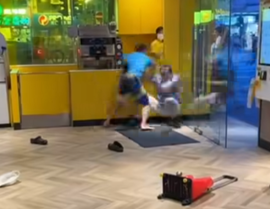 深水埗欽州街麥當勞發生激烈毆鬥。一名藍衫赤腳男子在餐廳大門,將身穿格仔衫男子逼至牆角,至少向對方頭部狂轟六拳,更三次飛膝猛撞KO對方。(車cam L(香港群組)FB)