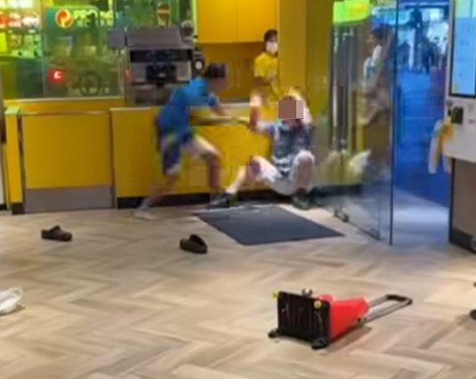 深水埗欽州街麥當勞發生激烈毆鬥。一名藍衫赤腳男子在餐廳大門,將身穿格仔衫男子逼至牆角,至少向對方頭部狂轟六拳,更三次飛膝猛撞KO對方。(車cam L(香港群組)FB)