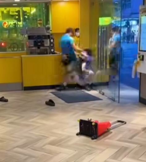 深水埗欽州街麥當勞發生激烈毆鬥。一名藍衫赤腳男子在餐廳大門,將身穿格仔衫男子逼至牆角,至少向對方頭部狂轟六拳,更三次飛膝猛撞KO對方。(車cam L(香港群組)FB)