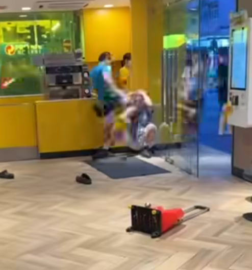 深水埗欽州街麥當勞發生激烈毆鬥。一名藍衫赤腳男子在餐廳大門,將身穿格仔衫男子逼至牆角,至少向對方頭部狂轟六拳,更三次飛膝猛撞KO對方。(車cam L(香港群組)FB)