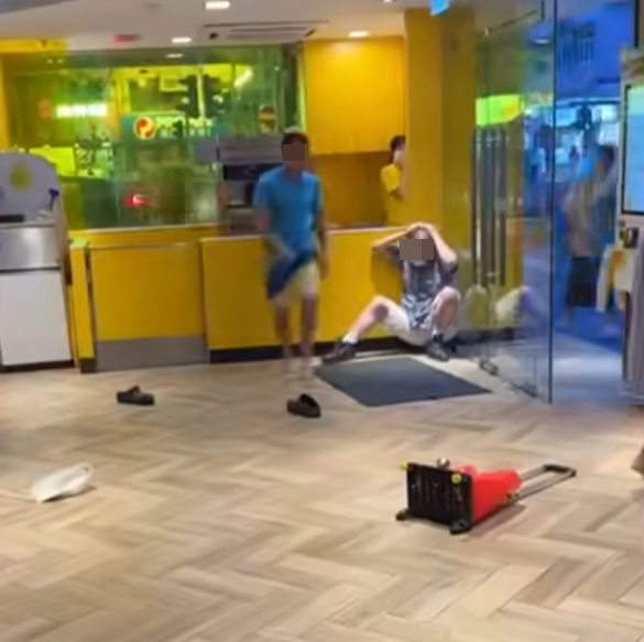 深水埗欽州街麥當勞發生激烈毆鬥。一名藍衫赤腳男子在餐廳大門,將身穿格仔衫男子逼至牆角,至少向對方頭部狂轟六拳,更三次飛膝猛撞KO對方。(車cam L(香港群組)FB)