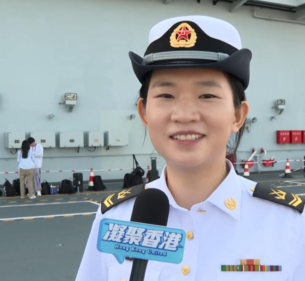 山東艦訪港|負責艦上日常安全巡查的山東艦女官兵、二級上士高妍表示,今次跟隨山東艦訪港,感到非常激動和期待。(港台圖片)