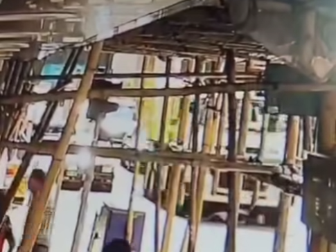 老婦被貨車撞到車底。(馬路的事討論區)