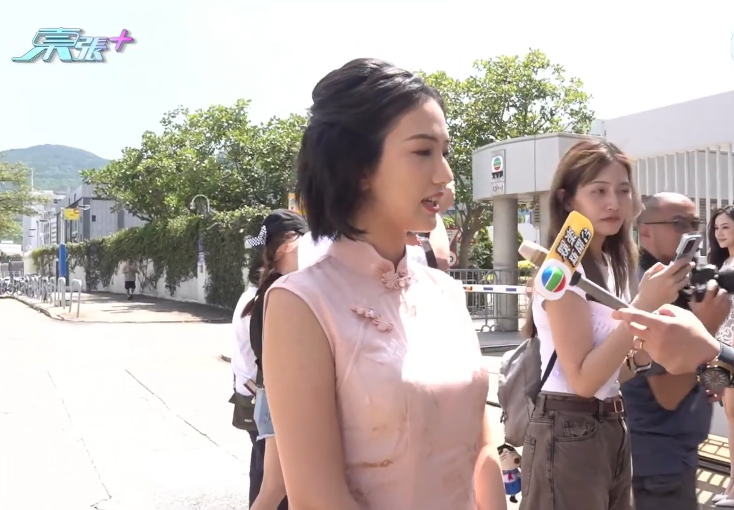 旗袍佳麗今日繼續以旗袍look現身港姐複試。