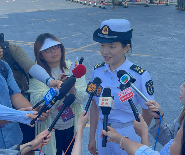 山東艦訪港|負責艦上日常安全巡查的山東艦女官兵、二級上士高妍表示,今次跟隨山東艦訪港,感到非常激動和期待。