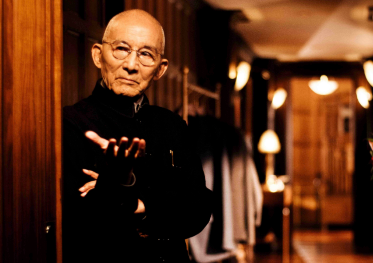 游本昌出生於1933年,長期從事戲劇表演,在內地電視劇以扮演濟公深受歡迎。他近年在電視劇《繁花》飾演爺叔,再引起廣泛注意