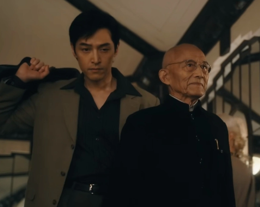 游本昌出生於1933年,長期從事戲劇表演,在內地電視劇以扮演濟公深受歡迎。他近年在電視劇《繁花》飾演爺叔,再引起廣泛注意