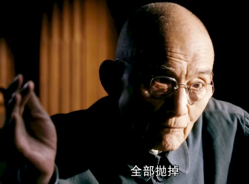 游本昌出生於1933年,長期從事戲劇表演,在內地電視劇以扮演濟公深受歡迎。他近年在電視劇《繁花》飾演爺叔,再引起廣泛注意