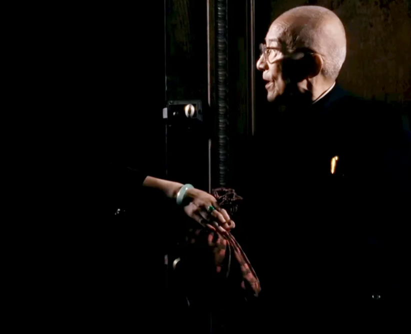 游本昌出生於1933年,長期從事戲劇表演,在內地電視劇以扮演濟公深受歡迎。他近年在電視劇《繁花》飾演爺叔,再引起廣泛注意