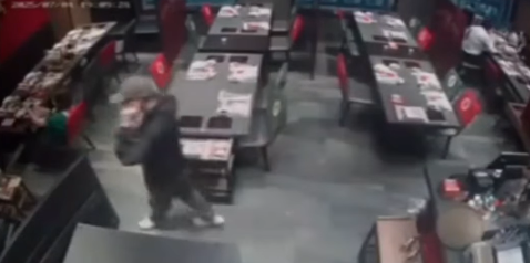 食肆閉路電視可見,一名男子戴了口罩及鴨舌帽進入食肆後從後襲擊一名男子,混亂間將一部電視推跌落地。在場職員隨即將鴨舌帽男子制服,但他乘亂逃去。