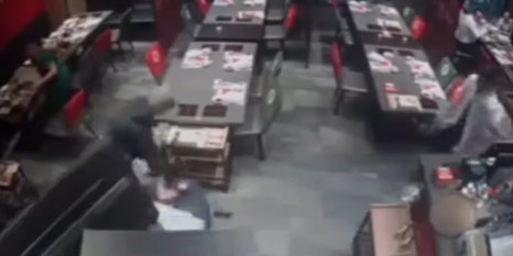 食肆閉路電視可見,一名男子戴了口罩及鴨舌帽進入食肆後從後襲擊一名男子,混亂間將一部電視推跌落地。在場職員隨即將鴨舌帽男子制服,但他乘亂逃去。