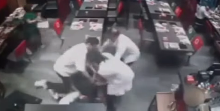 食肆閉路電視可見,一名男子戴了口罩及鴨舌帽進入食肆後從後襲擊一名男子,混亂間將一部電視推跌落地。在場職員隨即將鴨舌帽男子制服,但他乘亂逃去。