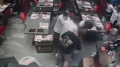 食肆閉路電視可見,一名男子戴了口罩及鴨舌帽進入食肆後從後襲擊一名男子,混亂間將一部電視推跌落地。在場職員隨即將鴨舌帽男子制服,但他乘亂逃去。