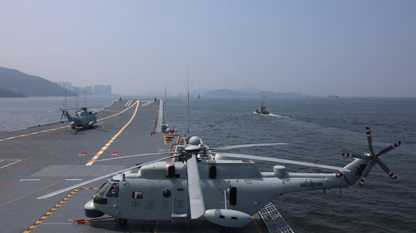 山東艦航母編隊離開香港,結束為期5天的訪港行程。特區政府在昂船洲軍營舉行歡送儀式。(央視圖片)