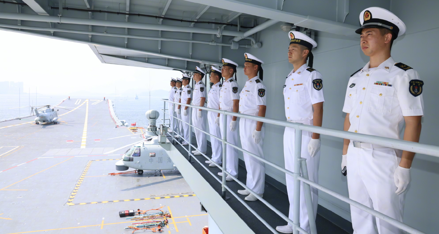 山東艦航母編隊離開香港,結束為期5天的訪港行程。特區政府在昂船洲軍營舉行歡送儀式。(央視圖片)