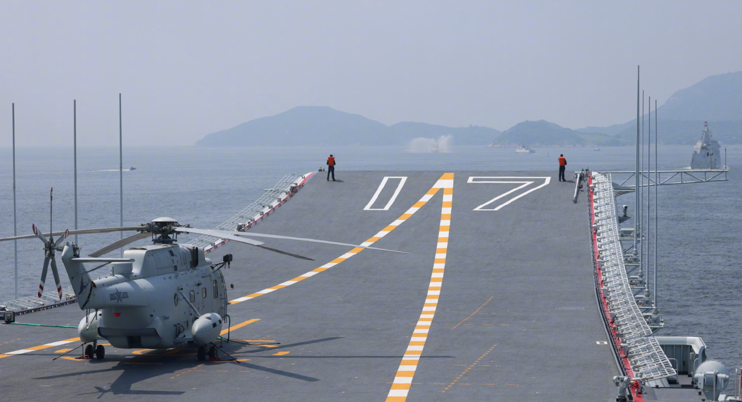 山東艦航母編隊離開香港,結束為期5天的訪港行程。特區政府在昂船洲軍營舉行歡送儀式。(央視圖片)