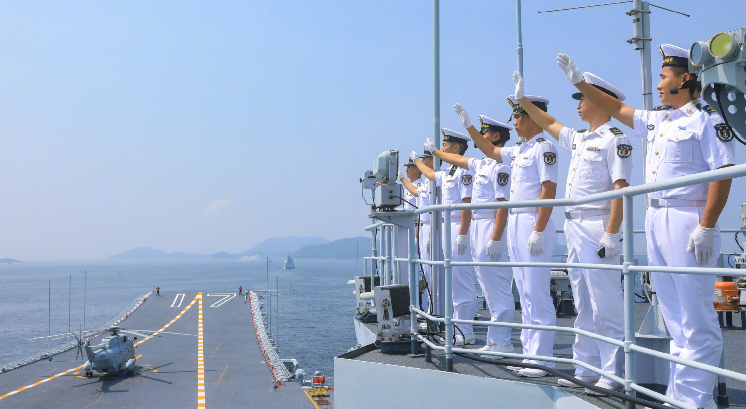 山東艦航母編隊離開香港,結束為期5天的訪港行程。特區政府在昂船洲軍營舉行歡送儀式。(央視圖片)