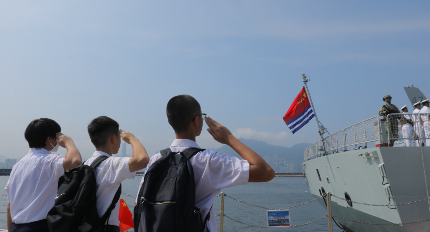 山東艦航母編隊離開香港,結束為期5天的訪港行程。特區政府在昂船洲軍營舉行歡送儀式。(央視圖片)