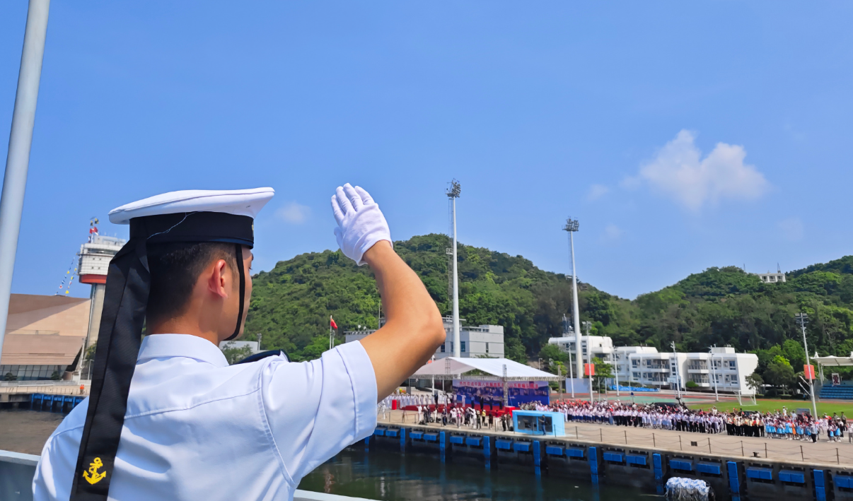 山東艦航母編隊離開香港,結束為期5天的訪港行程。特區政府在昂船洲軍營舉行歡送儀式。(央視圖片)