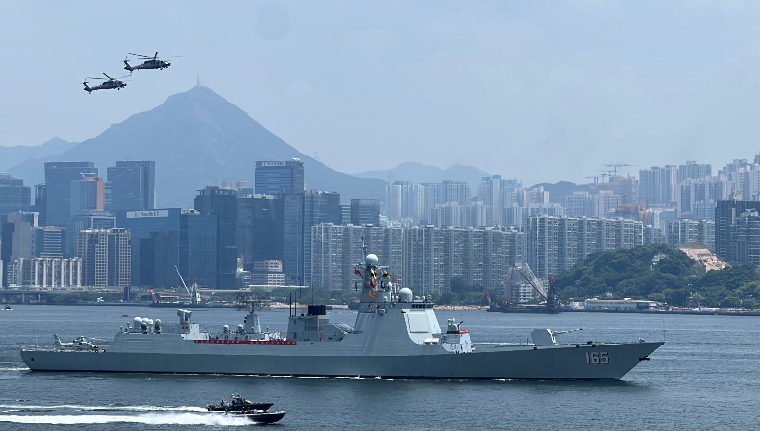 山東艦航母編隊結束訪問行程,離開香港。圖為「湛江」號導彈驅逐艦。(中通社)