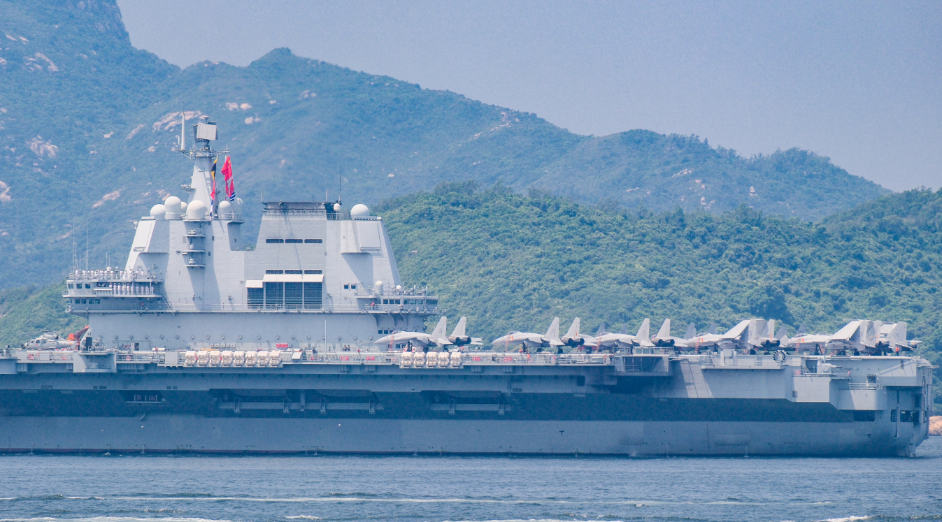 山東艦航母編隊離開香港,結束為期5天的訪港行程。大批市民到海怡半島海濱送別山東艦。(中通社)