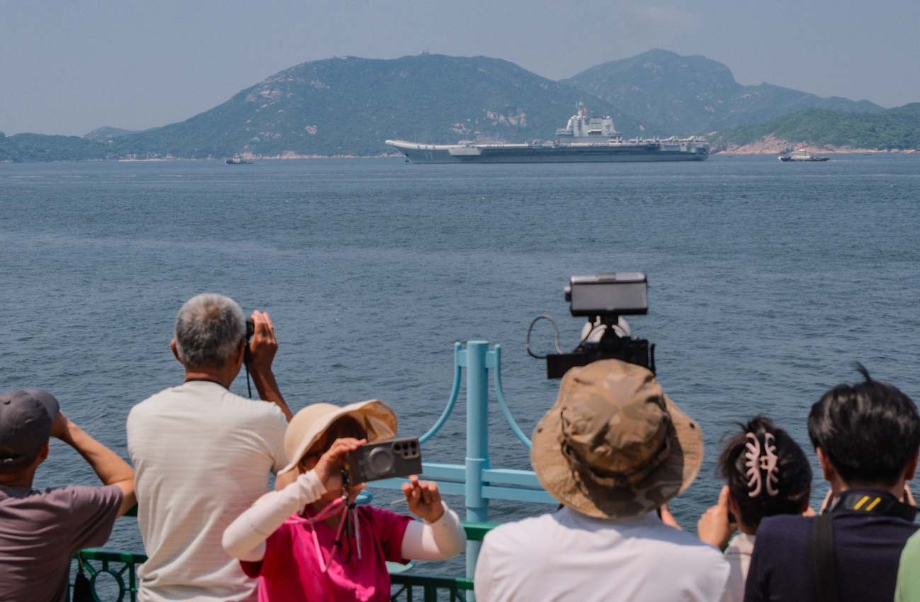 山東艦航母編隊離開香港,結束為期5天的訪港行程。大批市民到海怡半島海濱送別山東艦。(中通社)