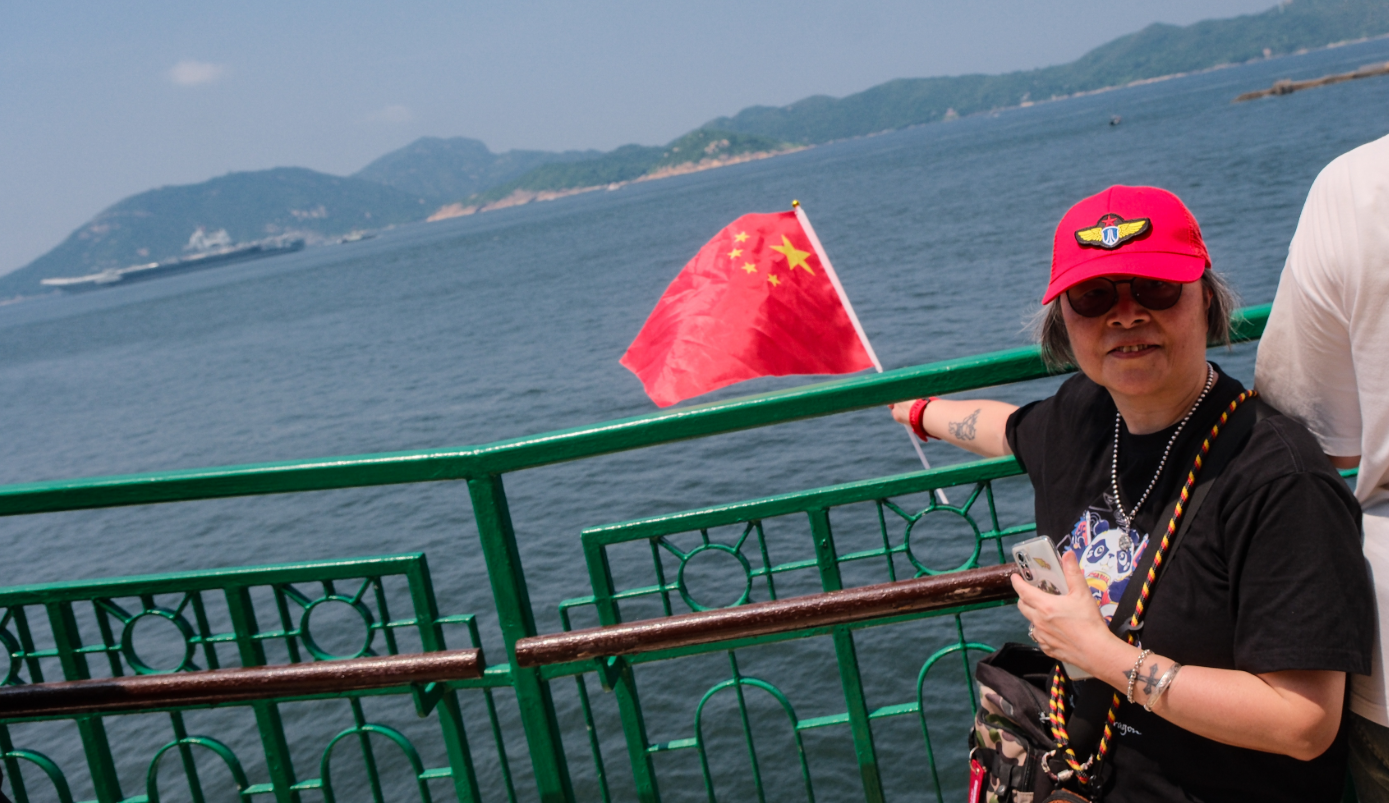 山東艦航母編隊離開香港,結束為期5天的訪港行程。大批市民到海怡半島海濱送別山東艦。(中通社)