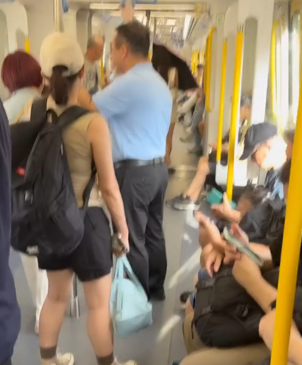 有女網民近日在Threads上傳影片和照片,可見一名長頭髮、身穿無袖連身短裙的女乘客乘搭港鐵時,於車廂打開縮骨遮擋着自己正前方,未能看到其容貌
