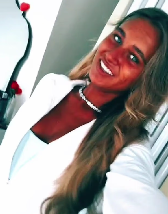 曾經皮膚白皙的布萊恩,如今已成「黑炭頭」。(互聯網)