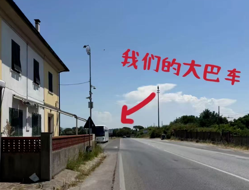 一個中國旅行團在意大利遊覽期間,全團30人行李被偷走,據報損失數十萬元人民幣財物。片段可見遊客返回旅遊巴後表現激動,車門有被撬開痕跡。(影片截圖)