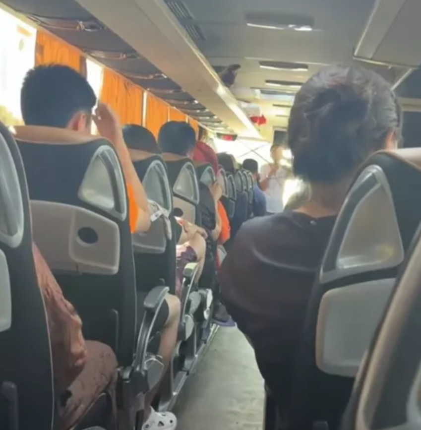 一個中國旅行團在意大利遊覽期間,全團30人行李被偷走,據報損失數十萬元人民幣財物。片段可見遊客返回旅遊巴後表現激動,車門有被撬開痕跡。(影片截圖)