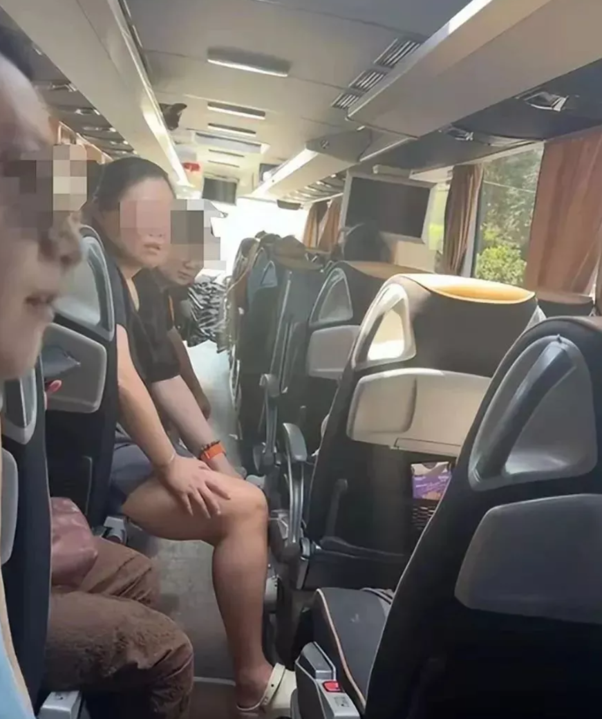 一個中國旅行團在意大利遊覽期間,全團30人行李被偷走,據報損失數十萬元人民幣財物。片段可見遊客返回旅遊巴後表現激動,車門有被撬開痕跡。(影片截圖)