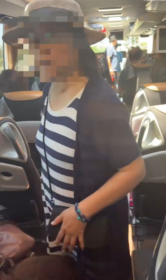 一個中國旅行團在意大利遊覽期間,全團30人行李被偷走,據報損失數十萬元人民幣財物。片段可見遊客返回旅遊巴後表現激動,車門有被撬開痕跡。(影片截圖)