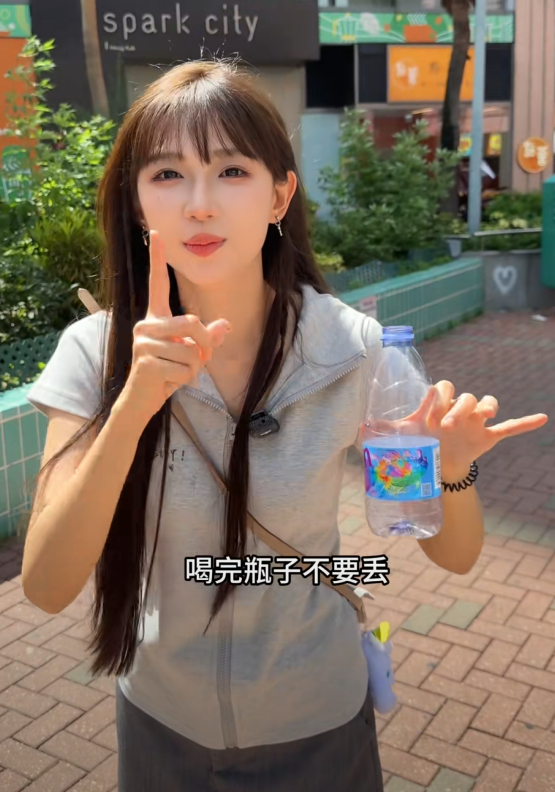 鍾婷隨後買水喝。她教不要去便利店買12元一瓶的貴價礦泉水,建議找平價超市買2元一瓶礦泉水,又提醒喝完水勿丟棄膠樽,之後還有用處。