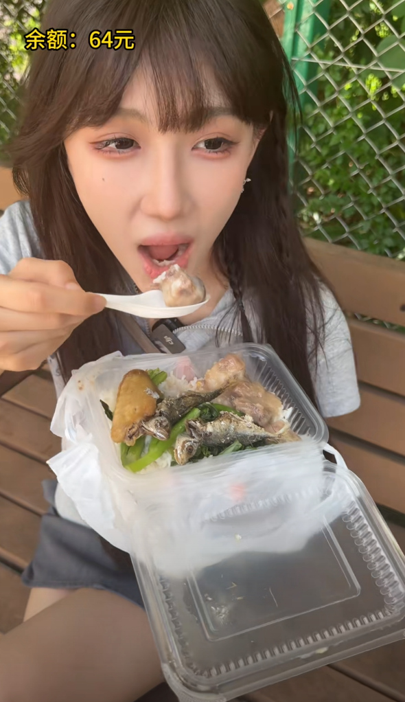 鍾婷之後到一間由82歲老婆婆經營的19元觀塘三餸飯小店,她選了炸魚、蕃茄蛋、排骨,婆婆更多送了一份炸雞翼給她。鍾婷到附近公園長櫈上「開餐」,表示「外面用餐也別有一番風味」。